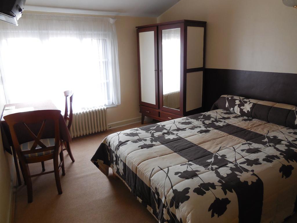 Hotel Le Lion D'Or Salbris Habitación foto