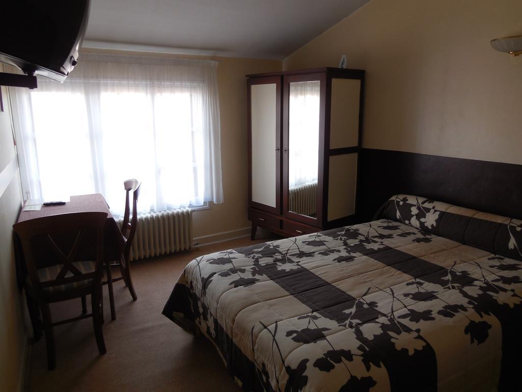 Hotel Le Lion D'Or Salbris Habitación foto